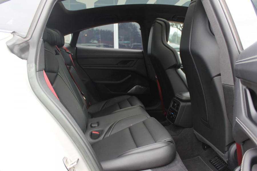 Porsche Taycan GTS 93 kWh / SoH 89,2% / Keramisch / Panoramadak / 360Camera / Achterasbesturing / Passenger Display / Burmester / Keyless / 21'' / Carbon / Ventilatie / Sportchrono+Design / Luchtvering / Dodehoek / DA