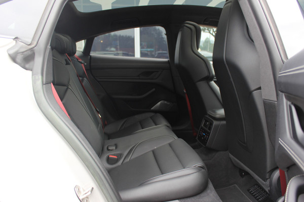 Porsche Taycan GTS 93 kWh / SoH 89,2% / Keramisch / Panoramadak / 360Camera / Achterasbesturing / Passenger Display / Burmester / Keyless / 21'' / Carbon / Ventilatie / Sportchrono+Design / Luchtvering / Dodehoek / DA