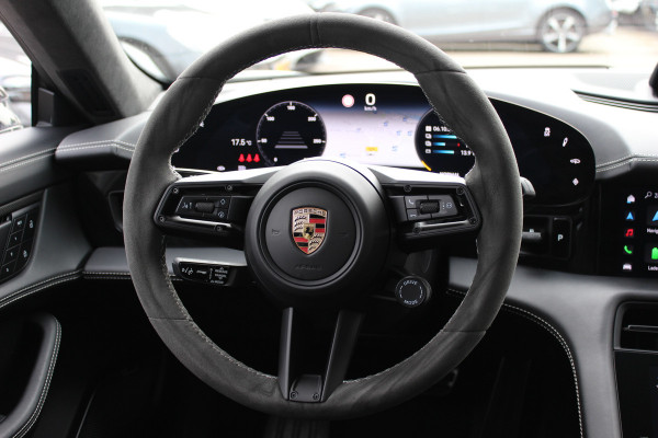 Porsche Taycan GTS 93 kWh / SoH 89,2% / Keramisch / Panoramadak / 360Camera / Achterasbesturing / Passenger Display / Burmester / Keyless / 21'' / Carbon / Ventilatie / Sportchrono+Design / Luchtvering / Dodehoek / DA