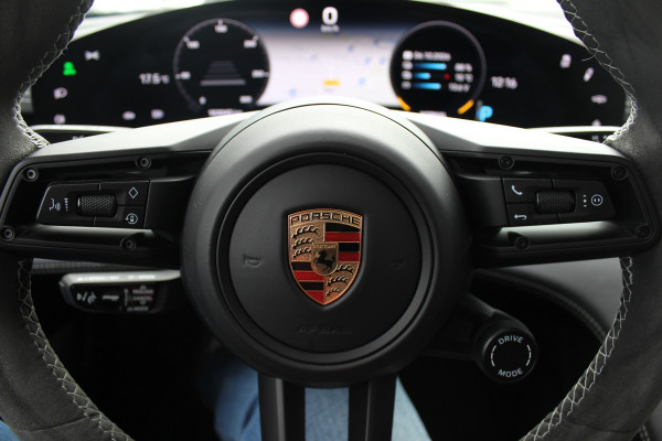 Porsche Taycan GTS 93 kWh / SoH 89,2% / Keramisch / Panoramadak / 360Camera / Achterasbesturing / Passenger Display / Burmester / Keyless / 21'' / Carbon / Ventilatie / Sportchrono+Design / Luchtvering / Dodehoek / DA