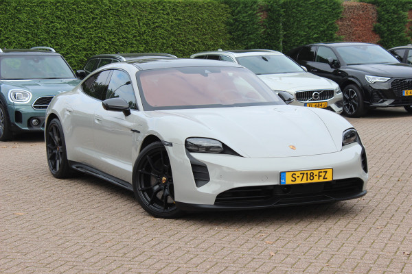 Porsche Taycan GTS 93 kWh / SoH 89,2% / Keramisch / Panoramadak / 360Camera / Achterasbesturing / Passenger Display / Burmester / Keyless / 21'' / Carbon / Ventilatie / Sportchrono+Design / Luchtvering / Dodehoek / DA