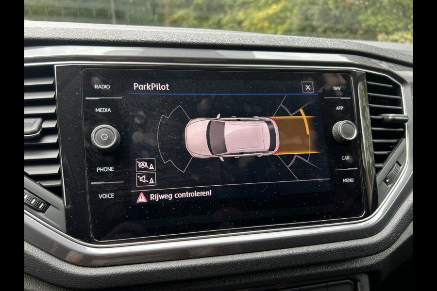 Volkswagen T-Roc 1.5 TSI 150pk Automaat Navi, ACC, 18" LMV, Trekhaak afn.