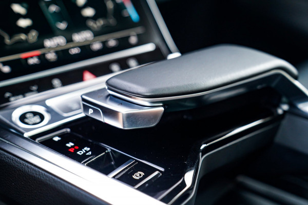 Audi e-tron Sportback 55 quattro S edition 95 kWh |Virtual Mirrors | Head up | Panorama | 360 cam | Trekhaak | Assistentiepakket |