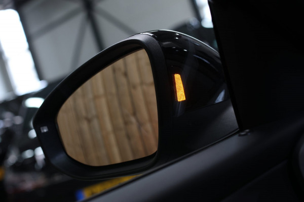 Volkswagen T-Roc 1.5 eTsi R-Line *Pano*H/K*Head-Up*360 Camera*Trekhaak*