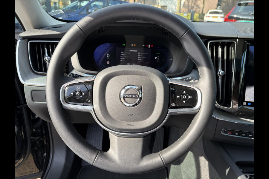 Volvo XC60 2.0 T8 Plug-in hybrid AWD Plus Dark VAN: 52.900,- VOOR: 50.877,-,- UW HERFSTVOORDEEL: 2.023,-| LUCHTVERING| PANO| HARMAN KARDON| MEMORY STOELEN| ACHTERBANK VERWARMD| HUD| 360 CAMERA| RECENT ONDERHOUD GEHAD BIJ VOLVO DEALER\ FABRIEKSGARANTIE|