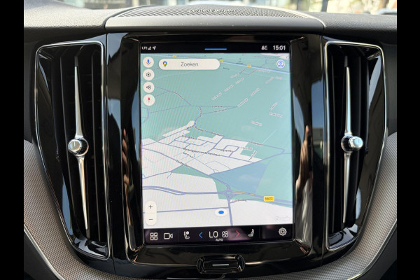 Volvo XC60 2.0 T8 Plug-in hybrid AWD Plus Dark VAN: 52.900,- VOOR: 50.877,-,- UW HERFSTVOORDEEL: 2.023,-| LUCHTVERING| PANO| HARMAN KARDON| MEMORY STOELEN| ACHTERBANK VERWARMD| HUD| 360 CAMERA| RECENT ONDERHOUD GEHAD BIJ VOLVO DEALER\ FABRIEKSGARANTIE|