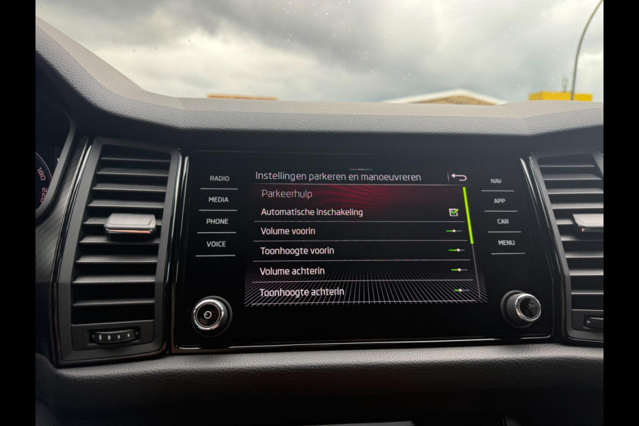 Škoda Kodiaq 1.5 TSI Sportline Business | 1E EIGENAAR | 3/6/12 MND GARANTIE | AUTOMAAT | PANO | LED | DAB | MEMORY | CARPLAY | DIGITAAL COCKPIT | TREKHAAK |