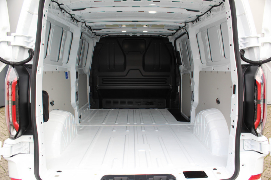 Ford E-Transit Custom 340 L2H1 'Limited' 71kWh-160kWh/218pk ELEKTRISCH ! Juni 2026, slechts 1.500km ! Trekgewicht 2.300kg. Autm. airco, stoel-, stuur-, spiegel- en voorraamverw., navigatie, telefoonvoorb., 3-zits, lane- en side assist, 360gr. camera etc.