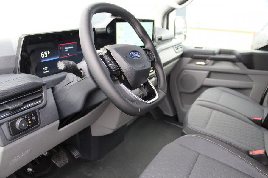 Ford E-Transit Custom 340 L2H1 'Limited' 71kWh-160kWh/218pk ELEKTRISCH ! Juni 2026, slechts 1.500km ! Trekgewicht 2.300kg. Autm. airco, stoel-, stuur-, spiegel- en voorraamverw., navigatie, telefoonvoorb., 3-zits, lane- en side assist, 360gr. camera etc.