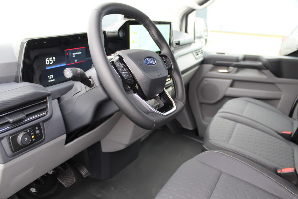 Ford E-Transit Custom 340 L2H1 'Limited' 71kWh-160kWh/218pk ELEKTRISCH ! Juni 2026, slechts 1.500km ! Trekgewicht 2.300kg. Autm. airco, stoel-, stuur-, spiegel- en voorraamverw., navigatie, telefoonvoorb., 3-zits, lane- en side assist, 360gr. camera etc.