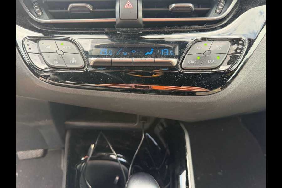 Toyota C-HR 1.8 Hybrid Bi-Tone | 120pk | Achteruitrijcamera | Trekhaak | Adaptieve Cruise | Lederen Bekleding | Stoelverwarming