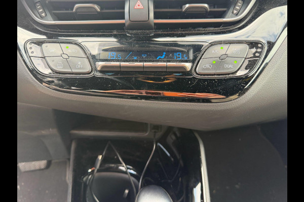 Toyota C-HR 1.8 Hybrid Bi-Tone | 120pk | Achteruitrijcamera | Trekhaak | Adaptieve Cruise | Lederen Bekleding | Stoelverwarming