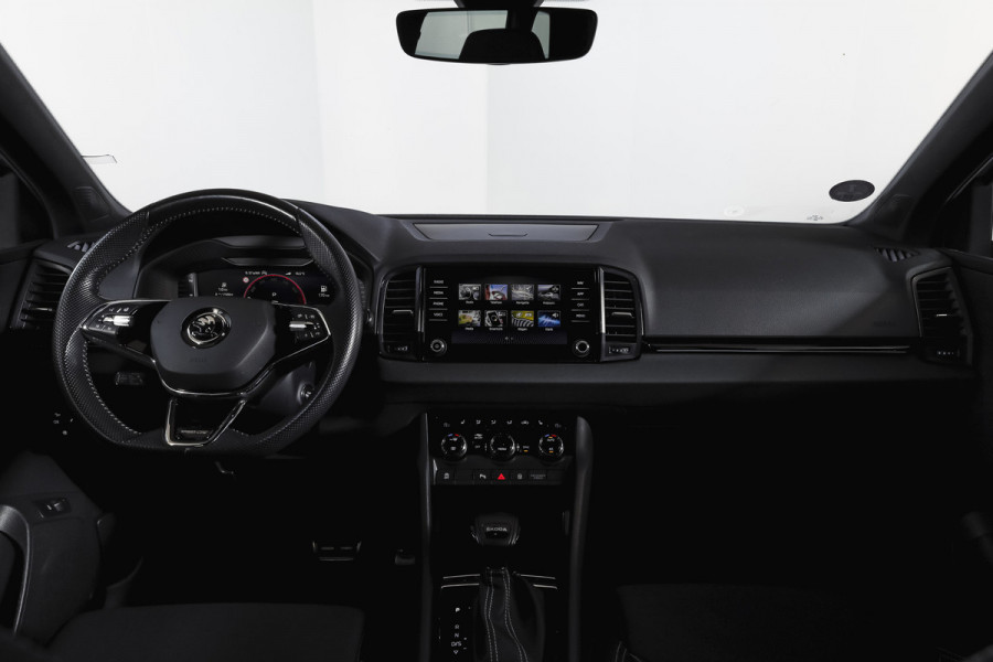 Škoda Karoq 1.5 TSI ACT 150 PK Sportline Business | Afn. Trekhaak | Dig. Cockpit | Adapt. Cruise | Stoel-+Stuurverw. | Matrix LED | Camera | NAV+App. Connect | ECC | Elek. Klep | LM 18" |