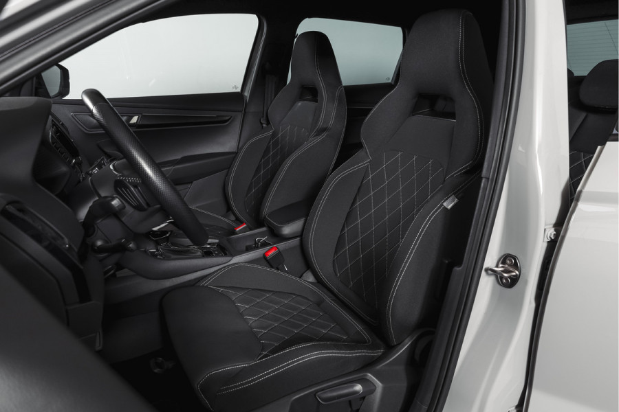 Škoda Karoq 1.5 TSI ACT 150 PK Sportline Business | Afn. Trekhaak | Dig. Cockpit | Adapt. Cruise | Stoel-+Stuurverw. | Matrix LED | Camera | NAV+App. Connect | ECC | Elek. Klep | LM 18" |