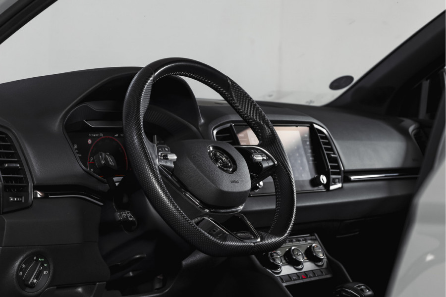 Škoda Karoq 1.5 TSI ACT 150 PK Sportline Business | Afn. Trekhaak | Dig. Cockpit | Adapt. Cruise | Stoel-+Stuurverw. | Matrix LED | Camera | NAV+App. Connect | ECC | Elek. Klep | LM 18" |