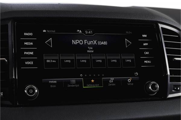 Škoda Karoq 1.5 TSI ACT 150 PK Sportline Business | Afn. Trekhaak | Dig. Cockpit | Adapt. Cruise | Stoel-+Stuurverw. | Matrix LED | Camera | NAV+App. Connect | ECC | Elek. Klep | LM 18" |