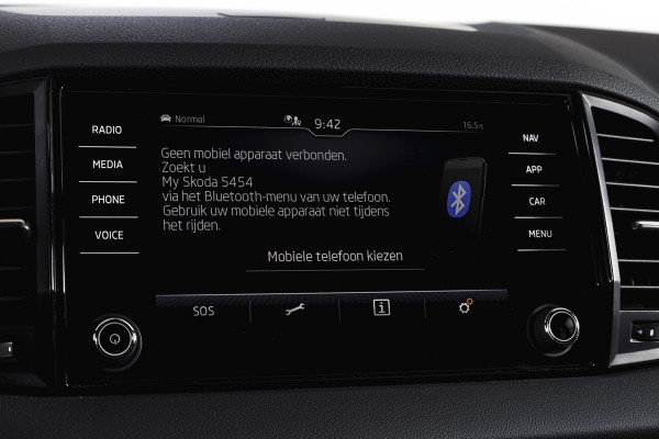 Škoda Karoq 1.5 TSI ACT 150 PK Sportline Business | Afn. Trekhaak | Dig. Cockpit | Adapt. Cruise | Stoel-+Stuurverw. | Matrix LED | Camera | NAV+App. Connect | ECC | Elek. Klep | LM 18" |
