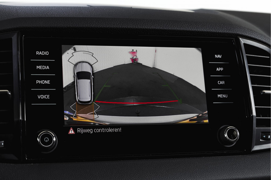 Škoda Karoq 1.5 TSI ACT 150 PK Sportline Business | Afn. Trekhaak | Dig. Cockpit | Adapt. Cruise | Stoel-+Stuurverw. | Matrix LED | Camera | NAV+App. Connect | ECC | Elek. Klep | LM 18" |