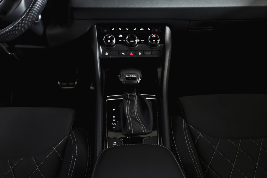 Škoda Karoq 1.5 TSI ACT 150 PK Sportline Business | Afn. Trekhaak | Dig. Cockpit | Adapt. Cruise | Stoel-+Stuurverw. | Matrix LED | Camera | NAV+App. Connect | ECC | Elek. Klep | LM 18" |
