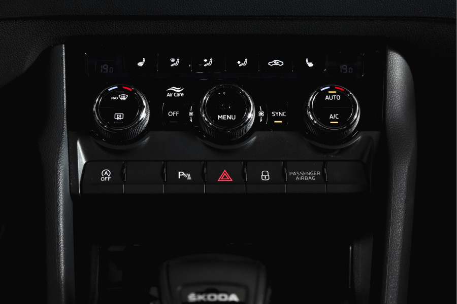 Škoda Karoq 1.5 TSI ACT 150 PK Sportline Business | Afn. Trekhaak | Dig. Cockpit | Adapt. Cruise | Stoel-+Stuurverw. | Matrix LED | Camera | NAV+App. Connect | ECC | Elek. Klep | LM 18" |