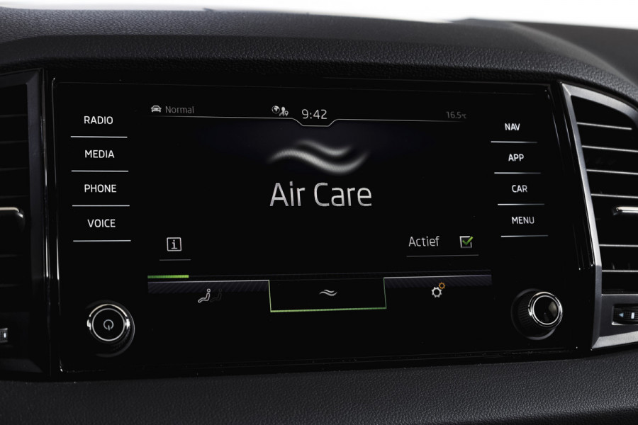 Škoda Karoq 1.5 TSI ACT 150 PK Sportline Business | Afn. Trekhaak | Dig. Cockpit | Adapt. Cruise | Stoel-+Stuurverw. | Matrix LED | Camera | NAV+App. Connect | ECC | Elek. Klep | LM 18" |