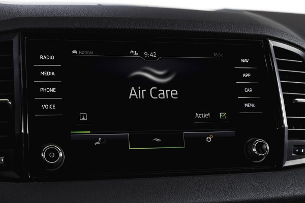 Škoda Karoq 1.5 TSI ACT 150 PK Sportline Business | Afn. Trekhaak | Dig. Cockpit | Adapt. Cruise | Stoel-+Stuurverw. | Matrix LED | Camera | NAV+App. Connect | ECC | Elek. Klep | LM 18" |