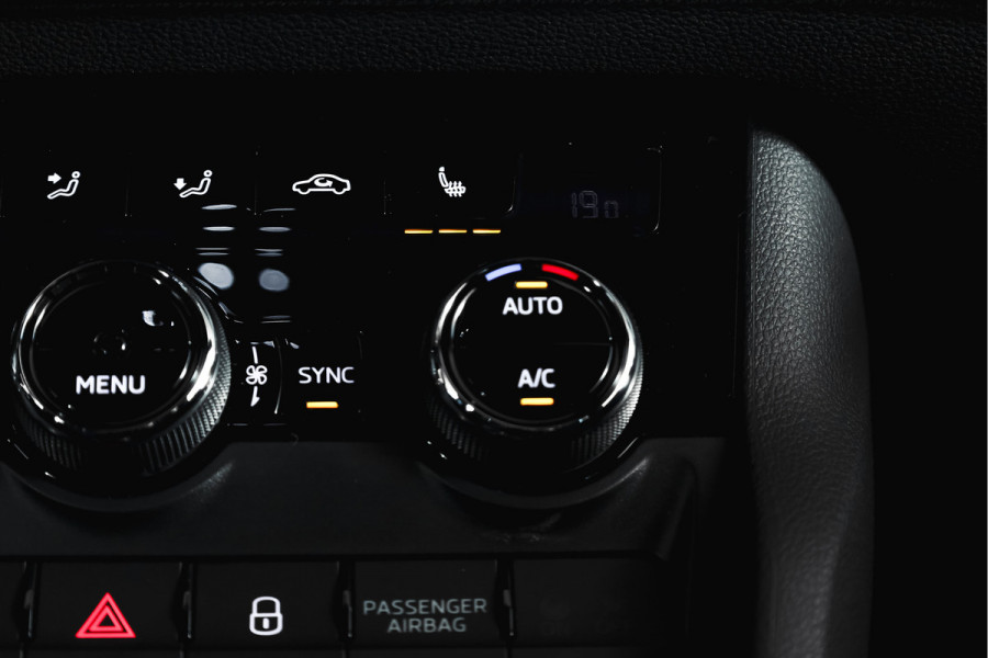Škoda Karoq 1.5 TSI ACT 150 PK Sportline Business | Afn. Trekhaak | Dig. Cockpit | Adapt. Cruise | Stoel-+Stuurverw. | Matrix LED | Camera | NAV+App. Connect | ECC | Elek. Klep | LM 18" |