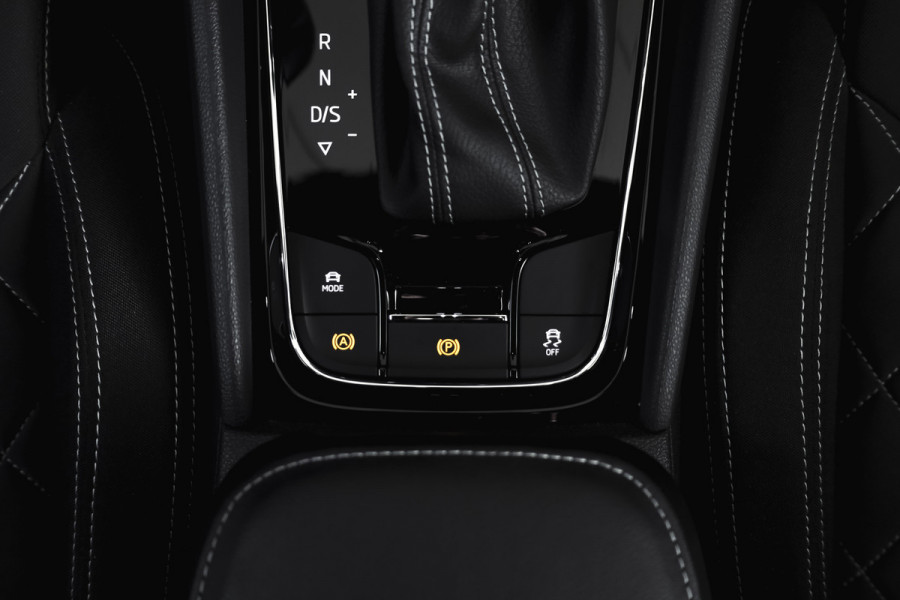 Škoda Karoq 1.5 TSI ACT 150 PK Sportline Business | Afn. Trekhaak | Dig. Cockpit | Adapt. Cruise | Stoel-+Stuurverw. | Matrix LED | Camera | NAV+App. Connect | ECC | Elek. Klep | LM 18" |