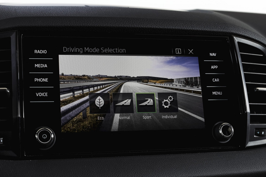 Škoda Karoq 1.5 TSI ACT 150 PK Sportline Business | Afn. Trekhaak | Dig. Cockpit | Adapt. Cruise | Stoel-+Stuurverw. | Matrix LED | Camera | NAV+App. Connect | ECC | Elek. Klep | LM 18" |