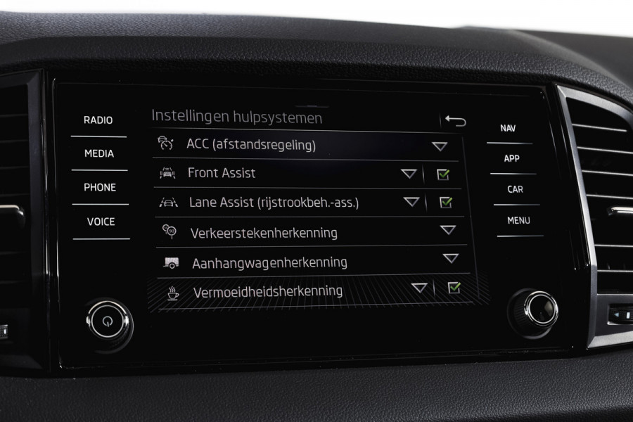 Škoda Karoq 1.5 TSI ACT 150 PK Sportline Business | Afn. Trekhaak | Dig. Cockpit | Adapt. Cruise | Stoel-+Stuurverw. | Matrix LED | Camera | NAV+App. Connect | ECC | Elek. Klep | LM 18" |