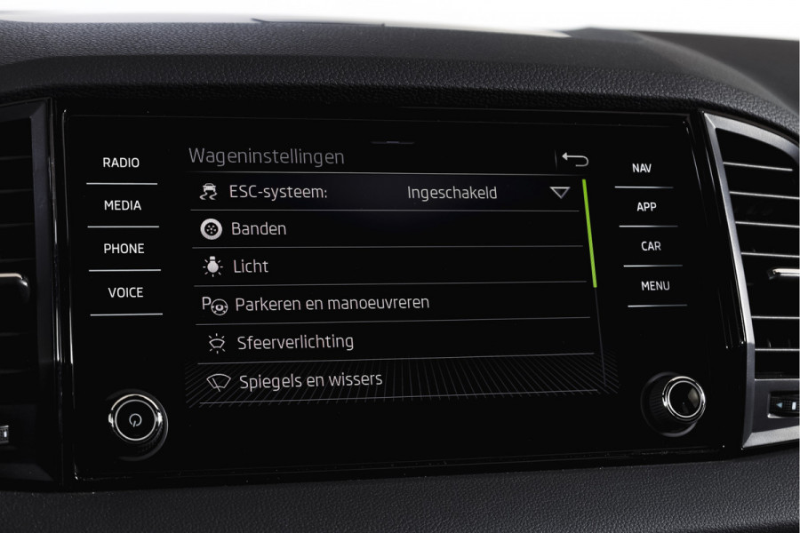 Škoda Karoq 1.5 TSI ACT 150 PK Sportline Business | Afn. Trekhaak | Dig. Cockpit | Adapt. Cruise | Stoel-+Stuurverw. | Matrix LED | Camera | NAV+App. Connect | ECC | Elek. Klep | LM 18" |