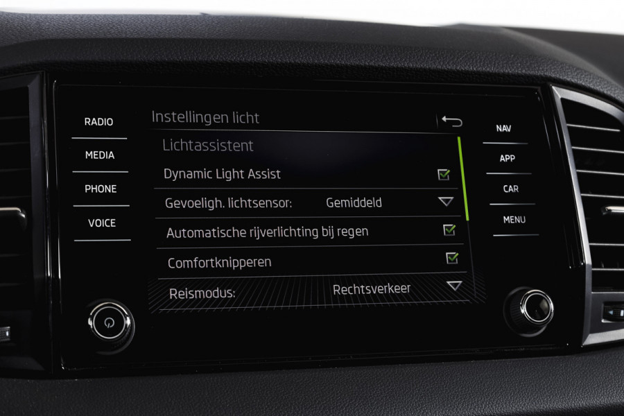 Škoda Karoq 1.5 TSI ACT 150 PK Sportline Business | Afn. Trekhaak | Dig. Cockpit | Adapt. Cruise | Stoel-+Stuurverw. | Matrix LED | Camera | NAV+App. Connect | ECC | Elek. Klep | LM 18" |