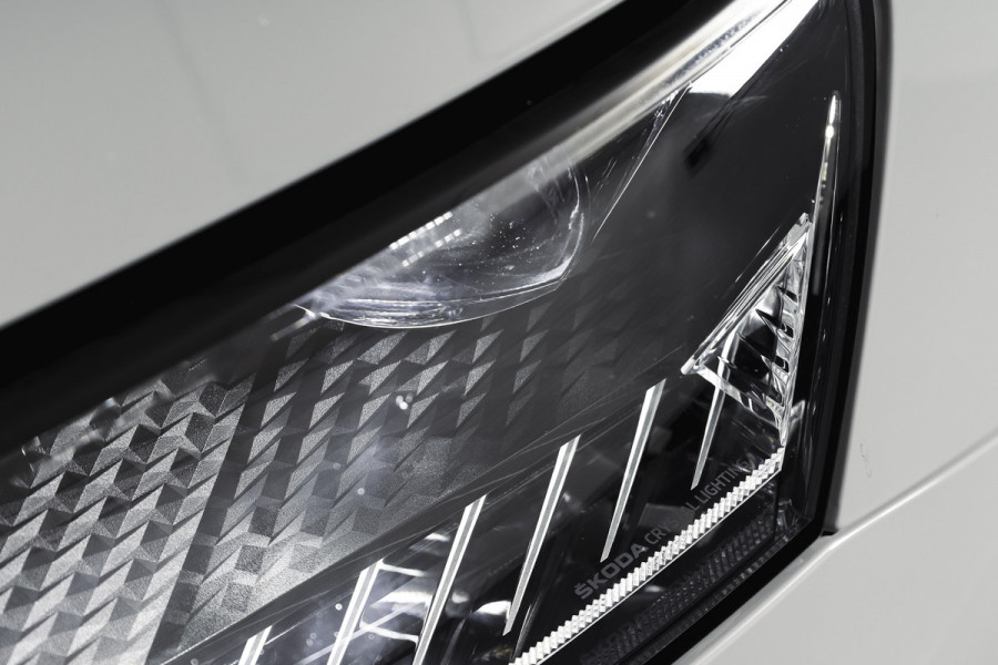 Škoda Karoq 1.5 TSI ACT 150 PK Sportline Business | Afn. Trekhaak | Dig. Cockpit | Adapt. Cruise | Stoel-+Stuurverw. | Matrix LED | Camera | NAV+App. Connect | ECC | Elek. Klep | LM 18" |