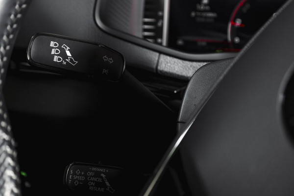 Škoda Karoq 1.5 TSI ACT 150 PK Sportline Business | Afn. Trekhaak | Dig. Cockpit | Adapt. Cruise | Stoel-+Stuurverw. | Matrix LED | Camera | NAV+App. Connect | ECC | Elek. Klep | LM 18" |