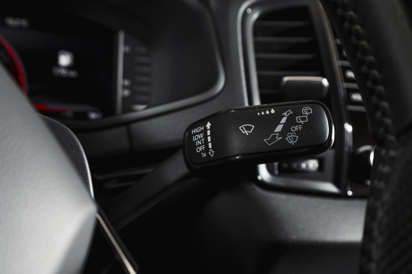 Škoda Karoq 1.5 TSI ACT 150 PK Sportline Business | Afn. Trekhaak | Dig. Cockpit | Adapt. Cruise | Stoel-+Stuurverw. | Matrix LED | Camera | NAV+App. Connect | ECC | Elek. Klep | LM 18" |
