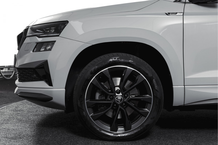 Škoda Karoq 1.5 TSI ACT 150 PK Sportline Business | Afn. Trekhaak | Dig. Cockpit | Adapt. Cruise | Stoel-+Stuurverw. | Matrix LED | Camera | NAV+App. Connect | ECC | Elek. Klep | LM 18" |
