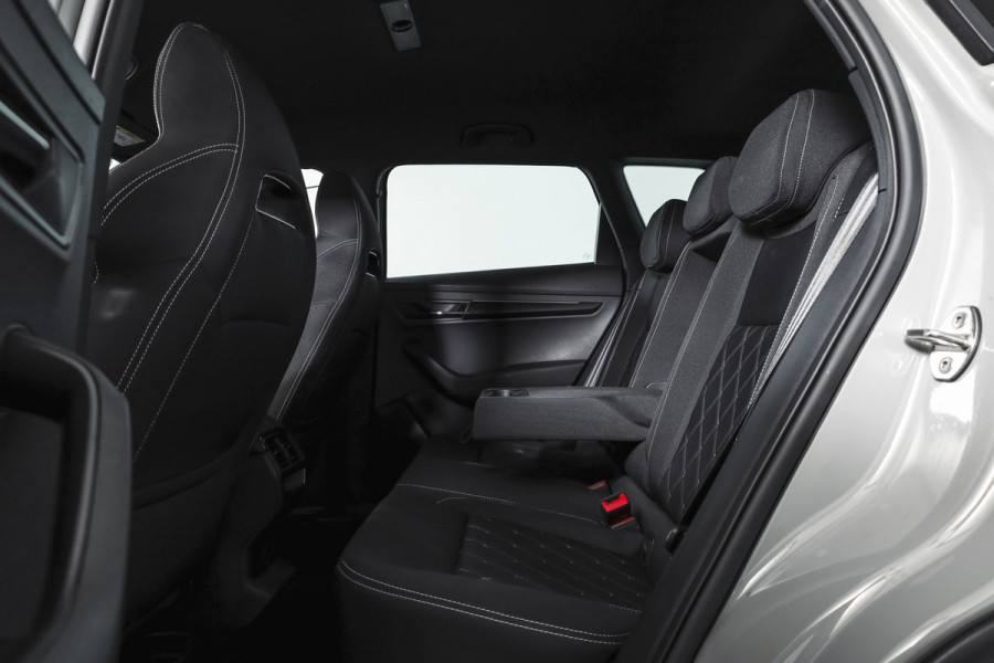 Škoda Karoq 1.5 TSI ACT 150 PK Sportline Business | Afn. Trekhaak | Dig. Cockpit | Adapt. Cruise | Stoel-+Stuurverw. | Matrix LED | Camera | NAV+App. Connect | ECC | Elek. Klep | LM 18" |