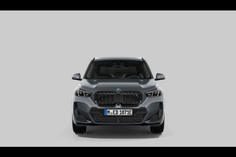 BMW iX1 XDrive30 67 kWh *Pano*Trekhaak*Head-Up*Camera*