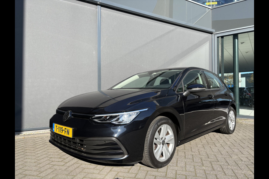 Volkswagen Golf 1.0 TSI Life Airco - Apple carplay - Parkeersensoren - Navigatie - Draadloze telefoonlader - Licht metalen velgen 16 inch - Keyless start - Led verlichting - Radio - Bluetooth - Cruise control - Centrale vergrendeling met afstandsbediening - Start/stop systeem - Stuur leder - Stuur multifunctioneel
