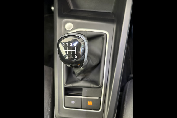 Volkswagen Golf 1.0 TSI Life Airco - Apple carplay - Parkeersensoren - Navigatie - Draadloze telefoonlader - Licht metalen velgen 16 inch - Keyless start - Led verlichting - Radio - Bluetooth - Cruise control - Centrale vergrendeling met afstandsbediening - Start/stop systeem - Stuur leder - Stuur multifunctioneel