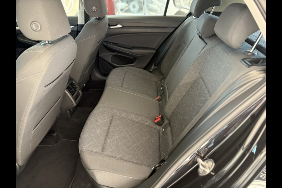 Volkswagen Golf 1.0 TSI Life Airco - Apple carplay - Parkeersensoren - Navigatie - Draadloze telefoonlader - Licht metalen velgen 16 inch - Keyless start - Led verlichting - Radio - Bluetooth - Cruise control - Centrale vergrendeling met afstandsbediening - Start/stop systeem - Stuur leder - Stuur multifunctioneel