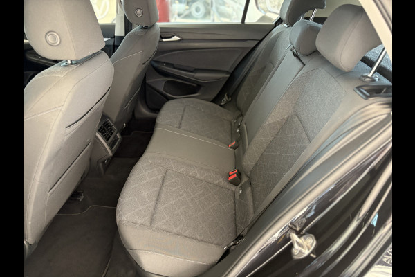 Volkswagen Golf 1.0 TSI Life Airco - Apple carplay - Parkeersensoren - Navigatie - Draadloze telefoonlader - Licht metalen velgen 16 inch - Keyless start - Led verlichting - Radio - Bluetooth - Cruise control - Centrale vergrendeling met afstandsbediening - Start/stop systeem - Stuur leder - Stuur multifunctioneel