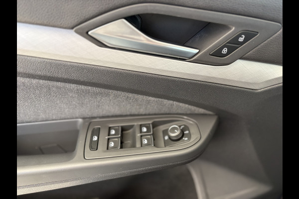 Volkswagen Golf 1.0 TSI Life Airco - Apple carplay - Parkeersensoren - Navigatie - Draadloze telefoonlader - Licht metalen velgen 16 inch - Keyless start - Led verlichting - Radio - Bluetooth - Cruise control - Centrale vergrendeling met afstandsbediening - Start/stop systeem - Stuur leder - Stuur multifunctioneel