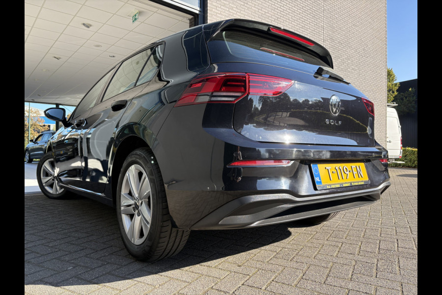 Volkswagen Golf 1.0 TSI Life Airco - Apple carplay - Parkeersensoren - Navigatie - Draadloze telefoonlader - Licht metalen velgen 16 inch - Keyless start - Led verlichting - Radio - Bluetooth - Cruise control - Centrale vergrendeling met afstandsbediening - Start/stop systeem - Stuur leder - Stuur multifunctioneel
