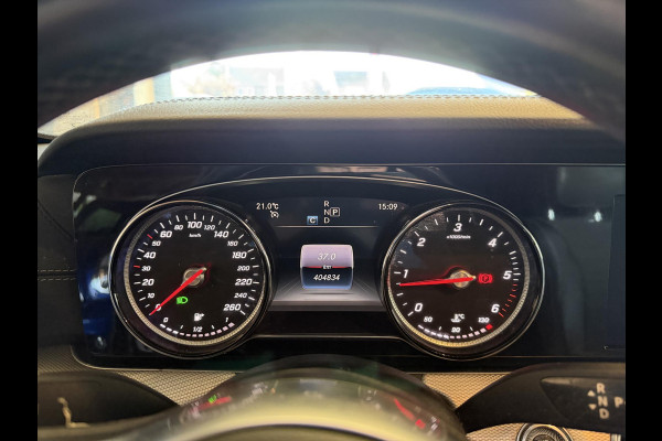 Mercedes-Benz E-Klasse 220 d AMG | Panoramadak | Camera | Sfeerverlichting | Navigatie | Stoelverwarming |