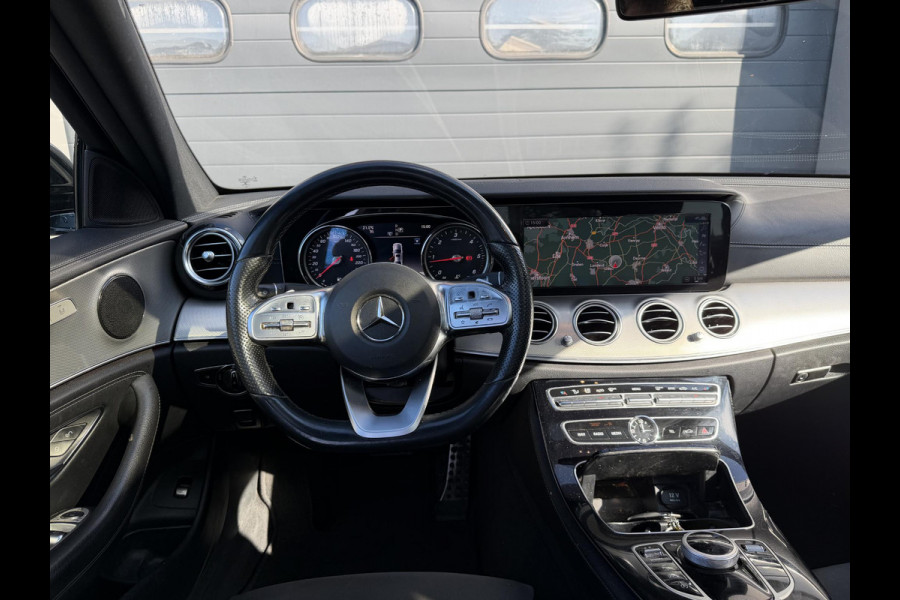 Mercedes-Benz E-Klasse 220 d AMG | Panoramadak | Camera | Sfeerverlichting | Navigatie | Stoelverwarming |