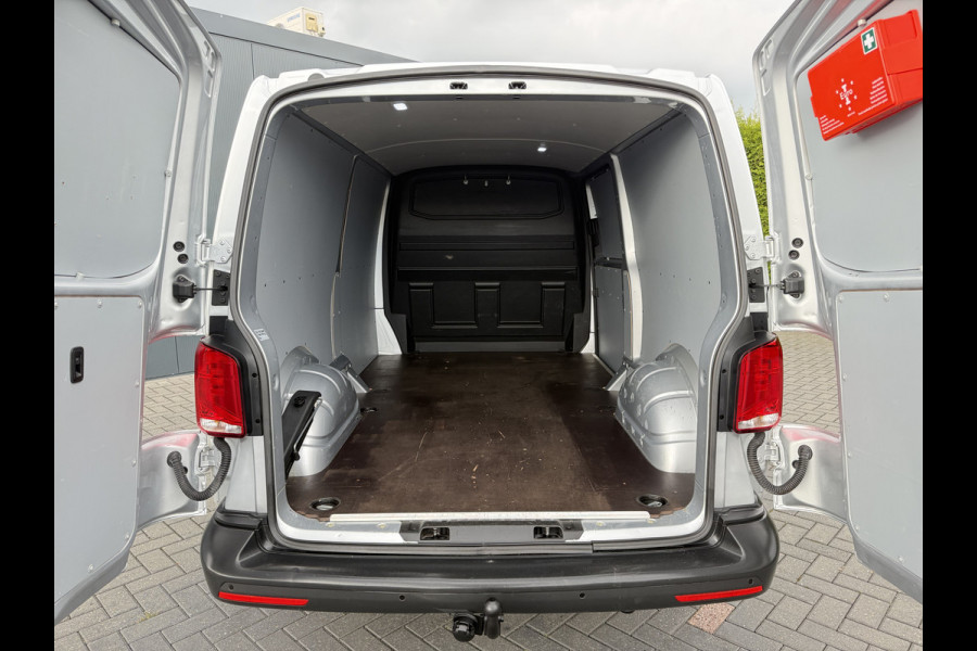 Volkswagen Transporter 2.0 TDI 150 PK / L2H1 / TREKHAAK / CRUISE / AIRCO / CARPLAY / PARKEERSENSOREN