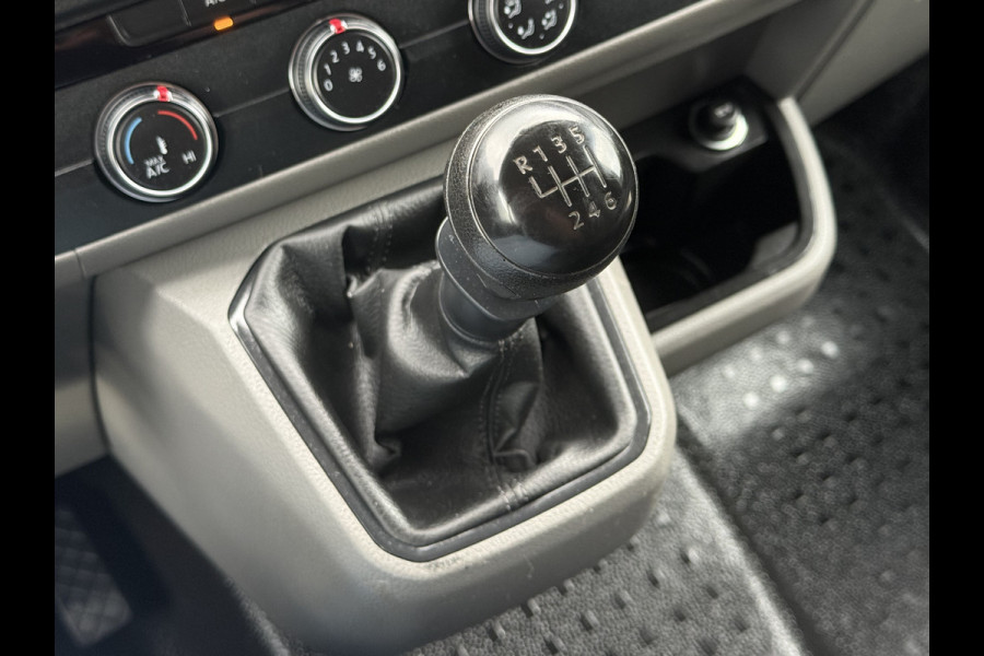 Volkswagen Transporter 2.0 TDI 150 PK / L2H1 / TREKHAAK / CRUISE / AIRCO / CARPLAY / PARKEERSENSOREN