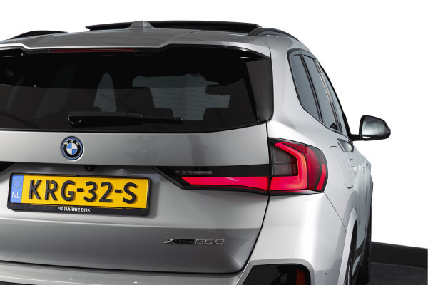 BMW X1 xDrive25e 245 PK M-Sport | Premium Pack | S/K-Panodak | Elek. Trekhaak | Dig. Cockpit | Cruise | Stoelverw. | PDC | Camera | NAV+App. Connect | ECC | Elek. Klep | LM 19" | 2882