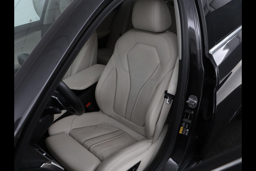 BMW 5 Serie 530e iPerformance High Executive | Leder | Elektrische stoelen | Stoelverwarming | Sfeerverlichting | Adaptive cruise | Carplay | Climate control | SOH 62,9 % | Camera | Park assist | PHEV
